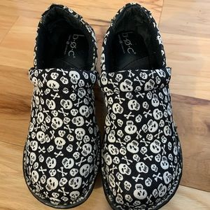 BOC skull and crossbones fabric Peggy clogs. 6.5